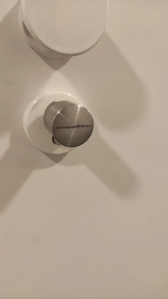 Ein eingebauter digitaler Schließzylinder der Marke Simons Voss