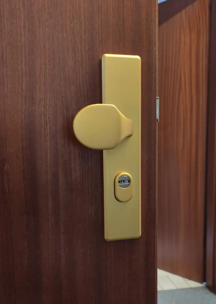 Ein neuer Schutzbeschlag wurde als Einbruchschutz an einer Wohnungstür befestigt