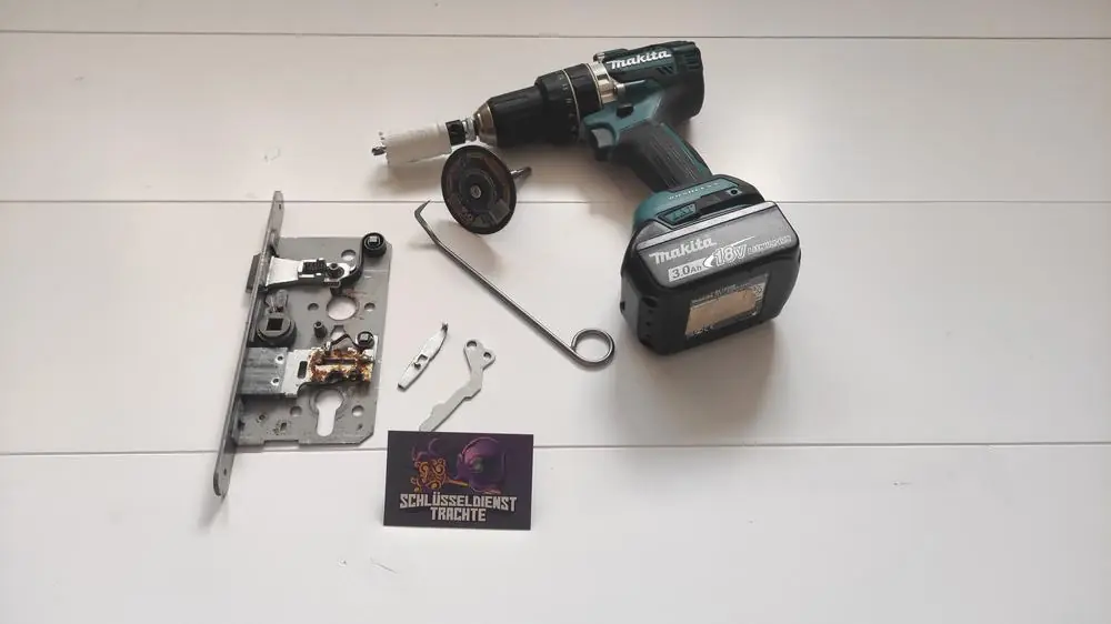 Werkzeug, welches man für die Reparatur von Türen und Schlössern benötigt